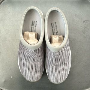Merrell Encore Breeze women's size 8 aluminum color tennis shoe slip on slipper